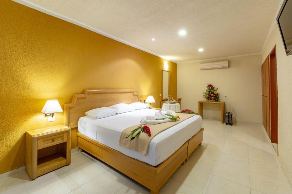 Tecnohotel Itzaes Merida Bagian luar foto